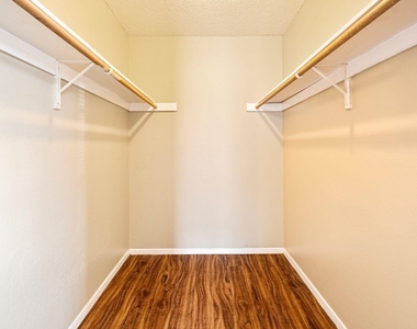 301 Craddock Ave - Photo Thumbnail 4