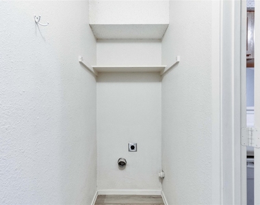 11900 Alpheus Ave - Photo Thumbnail 8