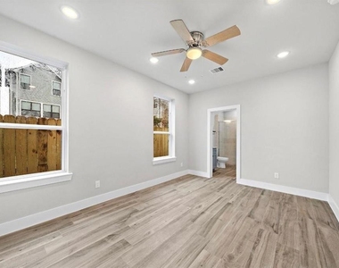 230 W 28th Street - Photo Thumbnail 2