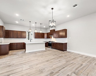 228 W 28th Street - Photo Thumbnail 1