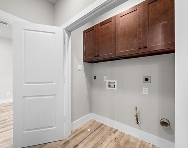 228 W 28th Street - Photo Thumbnail 16