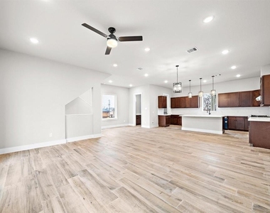 228 W 28th Street - Photo Thumbnail 5