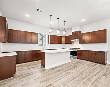 228 W 28th Street - Photo Thumbnail 14