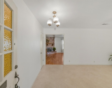 8415 Braesdale Lane - Photo Thumbnail 3