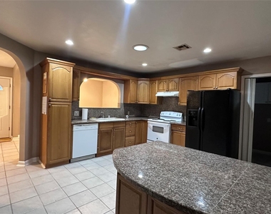 5753 Pinehurst Drive - Photo Thumbnail 4