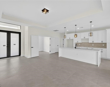 333 Pinehurst Avenue - Photo Thumbnail 3