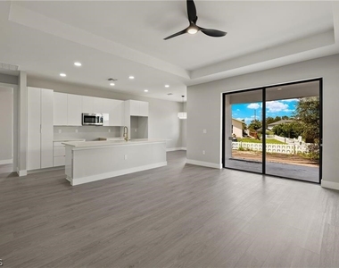 333 Pinehurst Avenue - Photo Thumbnail 2
