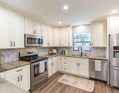 702 W Bay Street - Photo Thumbnail 2