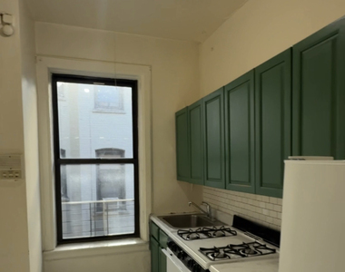 190 Claremont Avenue - Photo Thumbnail 4
