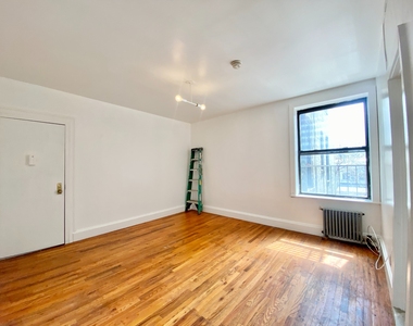 666 Hancock Street - Photo Thumbnail 6