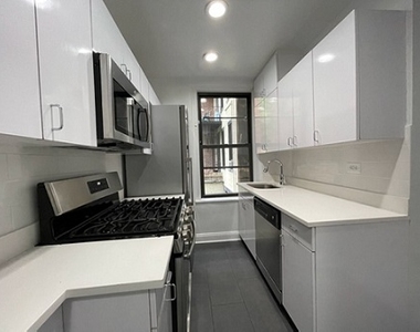 East 37th Street by Lexington Avenue - Photo Thumbnail 3