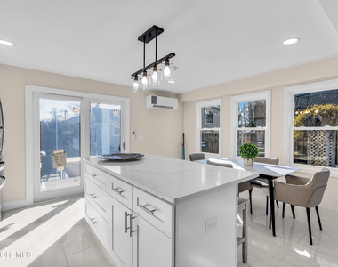 814 Dunlewy Street - Photo Thumbnail 3