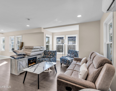 814 Dunlewy Street - Photo Thumbnail 5
