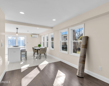 814 Dunlewy Street - Photo Thumbnail 6