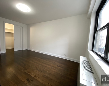 E 16 St - Photo Thumbnail 3