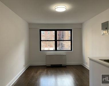 E 16 St - Photo Thumbnail 2
