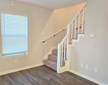 7800 Irish Drive - Photo Thumbnail 12