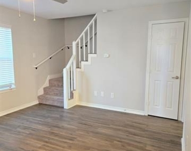 7800 Irish Drive - Photo Thumbnail 8