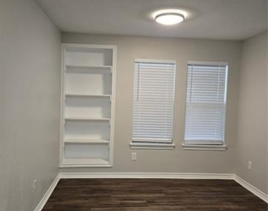7800 Irish Drive - Photo Thumbnail 2