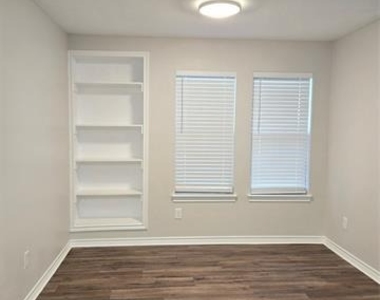 7800 Irish Drive - Photo Thumbnail 6