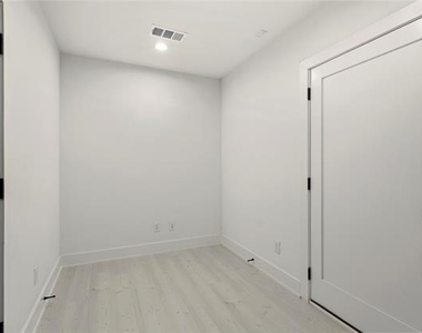 7207 Mohawk Drive - Photo Thumbnail 3