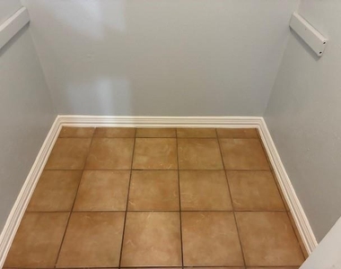 425 S Oak Street - Photo Thumbnail 15