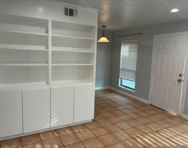 425 S Oak Street - Photo Thumbnail 2