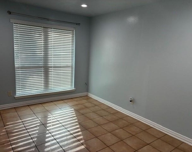 425 S Oak Street - Photo Thumbnail 3