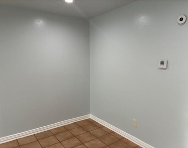 425 S Oak Street - Photo Thumbnail 8