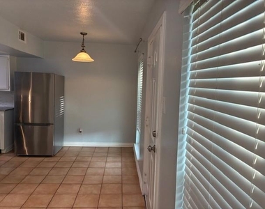425 S Oak Street - Photo Thumbnail 1