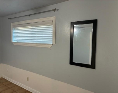 425 S Oak Street - Photo Thumbnail 5