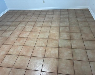 425 S Oak Street - Photo Thumbnail 14