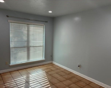 425 S Oak Street - Photo Thumbnail 6
