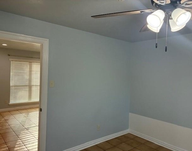 425 S Oak Street - Photo Thumbnail 7