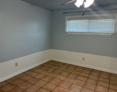 425 S Oak Street - Photo Thumbnail 4
