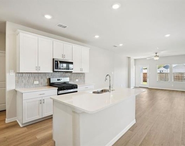 808 Leavenworth Drive - Photo Thumbnail 2