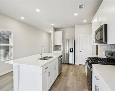 808 Leavenworth Drive - Photo Thumbnail 4