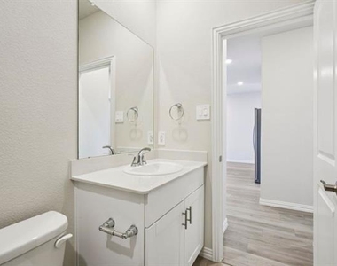 808 Leavenworth Drive - Photo Thumbnail 10