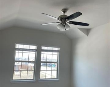 920 Sunrise Lane - Photo Thumbnail 4