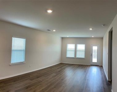 920 Sunrise Lane - Photo Thumbnail 2