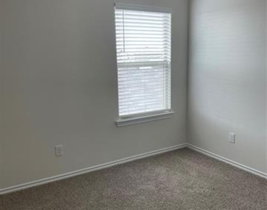 920 Sunrise Lane - Photo Thumbnail 13