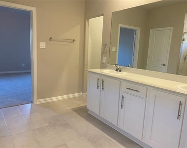 2129 Mustang Way - Photo Thumbnail 16
