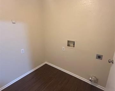 1105 Saturn Drive - Photo Thumbnail 5