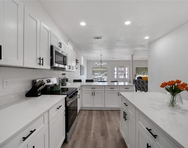 1011 S Armstrong Avenue - Photo Thumbnail 8