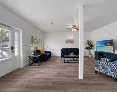 1011 S Armstrong Avenue - Photo Thumbnail 4