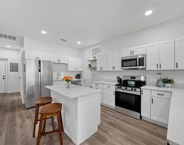 1011 S Armstrong Avenue - Photo Thumbnail 6