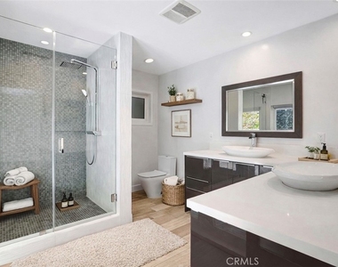 4450 Hayvenhurst - Photo Thumbnail 15