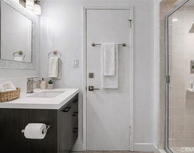 4450 Hayvenhurst - Photo Thumbnail 18