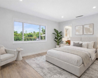 4450 Hayvenhurst - Photo Thumbnail 13