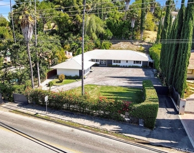 4450 Hayvenhurst - Photo Thumbnail 1